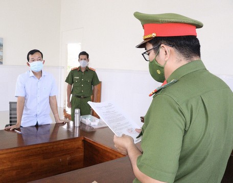 Cơ quan điều tra thi hành quyết định khởi tố vụ án, khởi tố bị can và tạm giam đối với Phạm Vũ Phương. Ảnh: Công an Vĩnh Long.