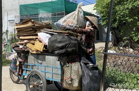 Hàng chục ngàn NLĐ tự do (trong ảnh) và NLĐ có hợp đồng đã được hỗ trợ khó khăn do dịch COVID-19.