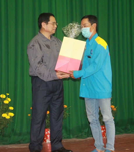 Thủ tướng chúc công nhân, người lao động có một mùa xuân an lành, mạnh khỏe, hạnh phúc và thành công.