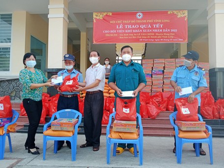 Hàng ngàn suất quà được gửi trao mang theo lời chúc đón một mùa xuân an toàn, hạnh phúc.