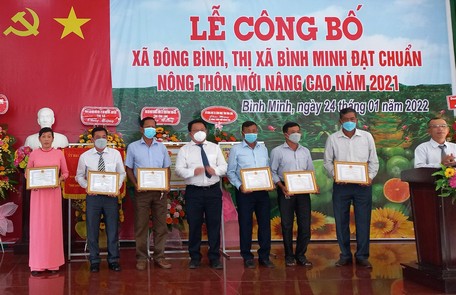 Ông Trương Đặng Vĩnh Phúc- Uỷ viên Thường vụ Tỉnh uỷ, Bí thư Thị uỷ Bình Minh trao giấy khen cho các 6 tập thể xuất sắc.