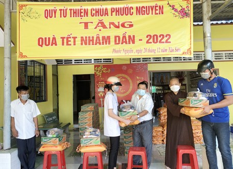  Những phần quà không lớn nhưng góp phần cho những hộ khó khăn có Tết đầy đủ hơn.