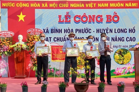 Phó Chủ tịch Thường trực UBND tỉnh- Lê Quang Trung tặng bằng khen cho 1 tập thể và 2 cá nhân xuất sắc.