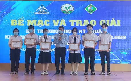 Trao giải cho các tác giả đạt giải ba.