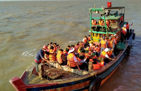 Nhấp nhô trên tàu nhỏ, chúng tôi đến với Hòn Khoai.