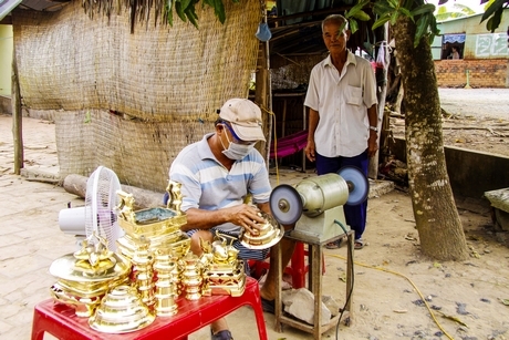 Lau chùi làm mới đồ thờ cúng trên bàn thờ gia tiên.