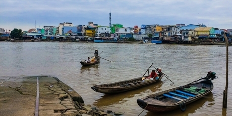 Bến đò ngang- bến phà Trà Ôn ngày nay.