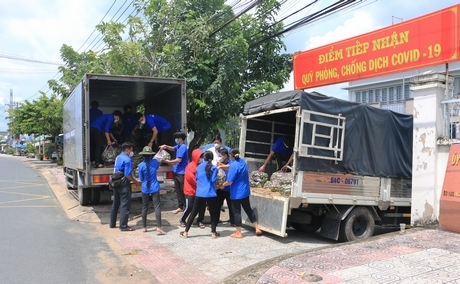  Những chuyến xe đầy ắp nông sản, trĩu nặng nghĩa tình hướng về TP Hồ Chí Minh trong mùa dịch.