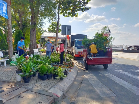 Tiểu thương Chợ hoa Xuân thu dọn trả mặt bằng.