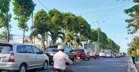 Phương tiện chờ qua phà Đình Khao phía bờ Vĩnh Long chiều mùng 2 Tết.