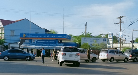  Lực lượng chức năng có mặt điều tiết giao thông từ các hướng.