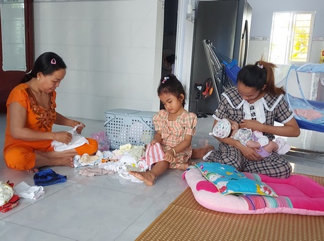  Cả nhà cô Hồng mừng vì được sum họp, được thêm cháu.