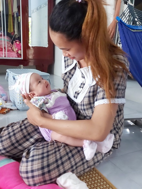 Bé Nhật Hạ ư e trò chuyện với mẹ Phượng.