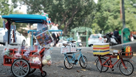 Các sản phẩm tí hon đã mô tả sinh động cuộc sống của người dân Sài Gòn từ thập niên 80 đến hiện tại.