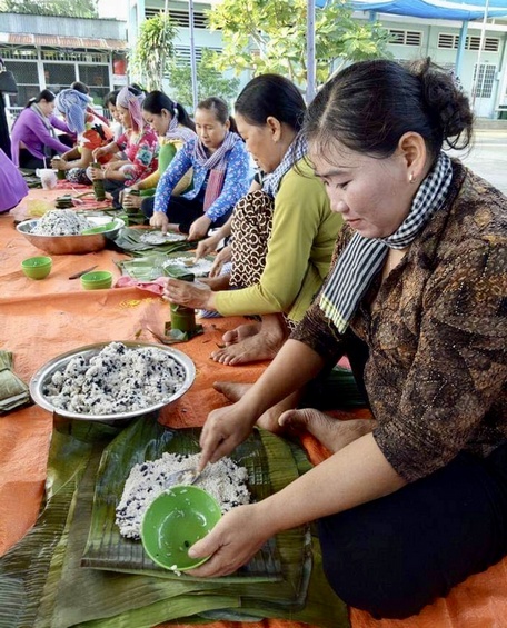 Gói bánh tét là nét đẹp truyền thống tết xưa.