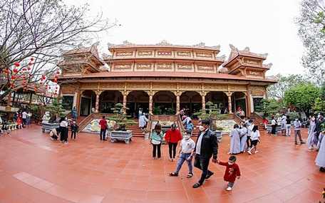 Người dân Đà Nẵng tham quan, vãn cảnh chùa Nam Sơn. Ảnh: TRẦN LÊ LÂM