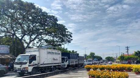 Phương tiện trên tuyến tránh TP Vĩnh Long hướng đến cầu Mỹ Thuận.