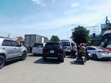 Đến trưa cùng ngày vẫn còn khá đông phương tiện “nhích từng chút” giữa cái nắng khá gay gắt.