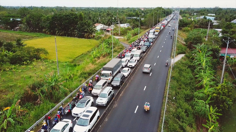 Các phương tiện đặc ken tại tuyến tránh.