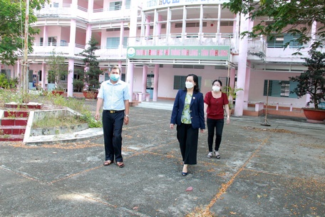 Giám đốc Sở GD- ĐT- Trương Thanh Nhuận kiểm tra công tác chuẩn bị đón học sinh ở Trường THPT Vĩnh Long.