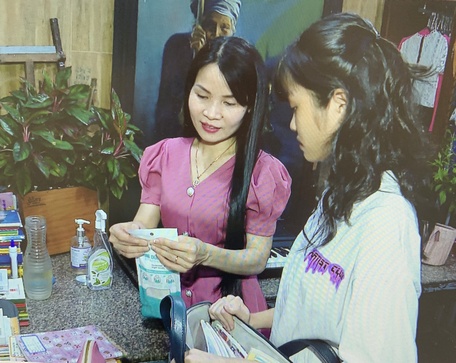 Nhiều phụ huynh chuẩn bị các dụng cụ cần thiết cho con trở lại trường.