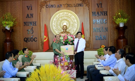 Bí thư Tỉnh ủy- Bùi Văn Nghiêm tặng quà Đảng ủy- Ban Giám đốc Công an tỉnh.