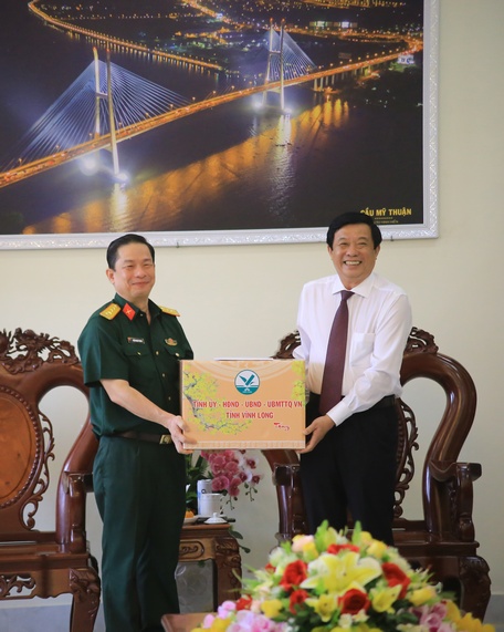 Bí thư Tỉnh ủy- Bùi Văn Nghiêm tặng quà Đảng ủy- Bộ Chỉ huy Quân sự tỉnh.