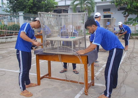 Lao động kết hợp trị liệu, đào tạo nghề cho học viên tại cơ sở cai nghiện ma túy. Ảnh minh họa