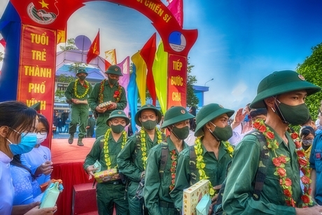 Vui bước lên đường bảo vệ Tổ quốc. Ảnh: NGUYỄN HÒA BÌNH 
