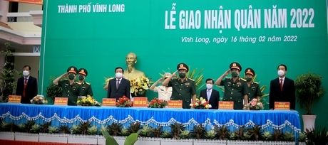 Đến dự tại điểm giao nhận quân TP Vĩnh Long có Thượng tướng Phạm Hoài Nam- Ủy viên BCH Trung ương Đảng, Thứ trưởng Bộ Quốc phòng; đồng chí Bùi Văn Nghiêm- Ủy viên BCH Trung ương Đảng, Bí thư Tỉnh ủy Vĩnh Long; Trung tướng Nguyễn Xuân Dắt- Tư lệnh Quân khu 9 cùng lãnh đạo Tỉnh ủy, HĐND, UBND, UBMTTQ Việt Nam tỉnh và đại điện các sở ngành, đoàn thể, gia đình tân binh.