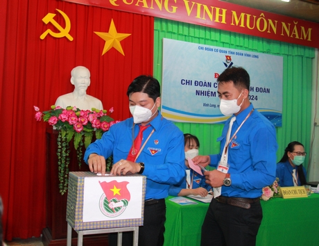 Các đại biểu bỏ phiếu bầu Ban chấp hành nhiệm kỳ mới.