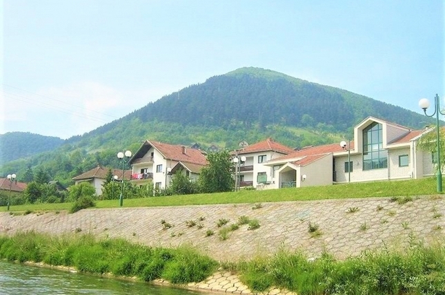 Kim tự tháp Bosnia (Bosnia và Herzegovina): năm 2005, một thông tin gây sốc đã được đưa ra - kim tự tháp lớn nhất và lâu đời nhất trên thế giới được tìm thấy gần thị trấn Visoko của Bosnia, có niên đại 25.000 năm. Các cuộc khai quật ở địa điểm khảo cổ bắt đầu vào năm 2006, các đường hầm và khối đá đã được tìm thấy. Tuy nhiên, nhóm gồm các nhà địa chất, khảo cổ học và nhiều nhà khoa học liên quan khác đã kết luận rằng những ngọn đồi hoàn toàn được hình thành tự nhiên chứ không phải do con người tạo ra. Cho đến nay, một số người vẫn tin rằng những ngọn đồi là một kim tự tháp nhân tạo, và các cuộc khai quật và tìm kiếm bằng chứng vẫn đang được tiếp tục.