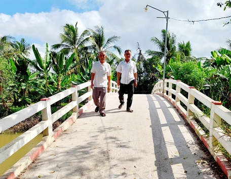 Xóa cầu tre xây cầu bê tông, người cao tuổi đi lại dễ dàng.