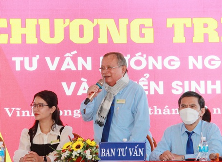 Ban tư vấn tuyển sinh Trường ĐH Sư phạm kỹ thuật Vĩnh Long.