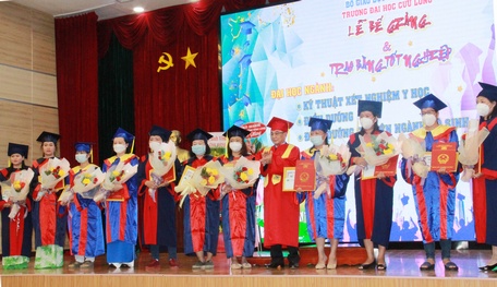 Khen thưởng cho tân cử nhân thủ khoa.