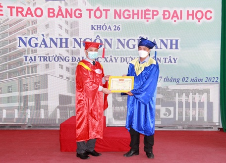 Khen thưởng cho tân cử nhân đạt thành tích cao trong học tập.