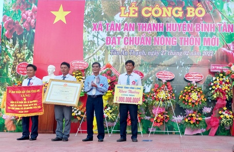 Ông Lê Quang Trung- Ủy viên Thường vụ Tỉnh ủy, Phó Chủ tịch Thường trực UBND tỉnh trao tặng cờ thi đua cấp tỉnh, bằng công nhận xã đạt chuẩn NTM và khen thưởng công trình phúc lợi trị giá 1 tỷ đồng cho xã Tân An Thạnh.