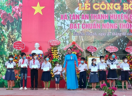 Bà Lê Thị Lệ Uyên- Phó Chủ tịch UBMTTQ Việt Nam tỉnh Vĩnh Long trao học bổng cho học sinh hiếu học.