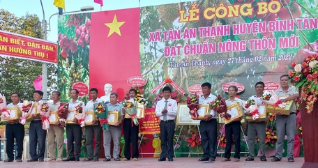 Ông Bùi Văn Ngọc- Phó Chủ tịch UBND huyện Bình Tân trao giấy khen cho các hộ gia đình có thành tích đóng góp trong xây dựng NTM.
