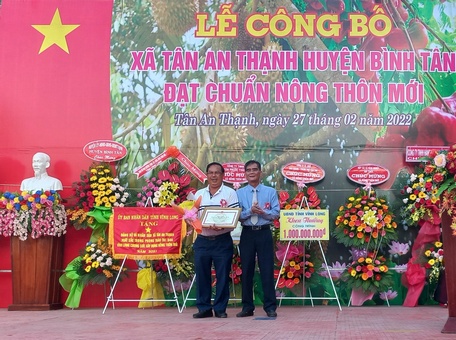 Phó Chủ tịch Thường trực UBND tỉnh- Lê Quang Trung trao bằng khen cho cá nhân có thành tích đóng góp trong xây dựng NTM.