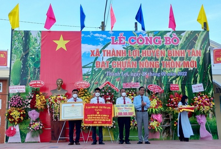 Ông Lê Quang Trung- Ủy viên Thường vụ Tỉnh ủy, Phó Chủ tịch Thường trực UBND tỉnh trao tặng cờ thi đua cấp tỉnh, bằng công nhận xã đạt chuẩn NTM và khen thưởng công trình phúc lợi trị giá 1 tỷ đồng cho xã Thành Lợi.