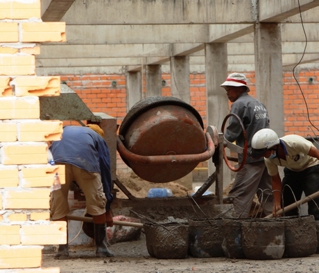 Người tiêu dùng thêm áp lực chi tiêu từ giá vật liệu xây dựng tăng.