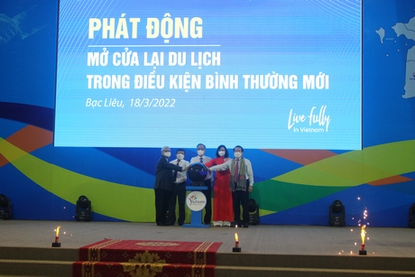 Lãnh đạo các địa phương thực hiện nghi thức khởi động lại du lịch trong điều kiện bình thường mới.