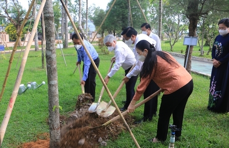 Trồng cây lưu niệm tại Khu tưởng niệm Chủ tịch HĐBT Phạm Hùng