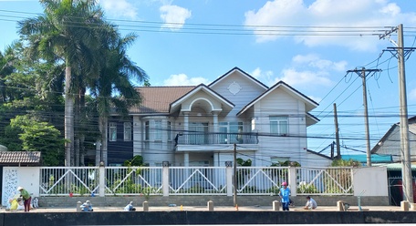 Nhà cửa của người dân Long Hồ được xây cất ngày càng khang trang hơn.