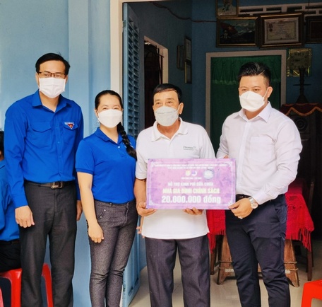 Hỗ trợ kinh phí sửa chữa nhà cho gia đình chính sách.