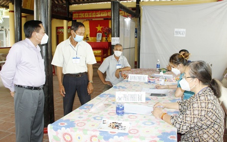 Ông Trần Văn Hên- Giám đốc Sở Nội vụ kiểm tra công tác bầu cử trưởng ấp, khóm tại huyện Trà Ôn.