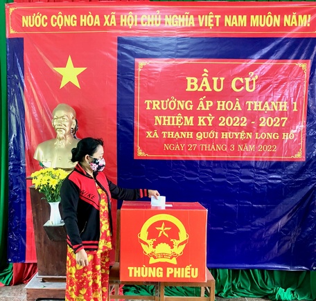 Cử tri trong tỉnh đi bỏ phiếu sớm.