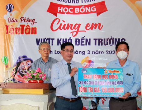 Hội Khuyến học tỉnh Vĩnh Long nhận biểu trưng học bổng từ Công ty TNHH MTV thương mại- sản xuất- trồng trọt Tân Tân.