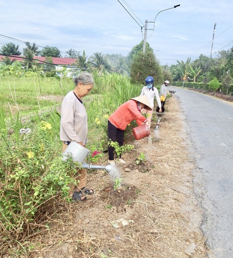 Hội viên phụ nữ góp phần tham gia xây dựng nông thôn mới.